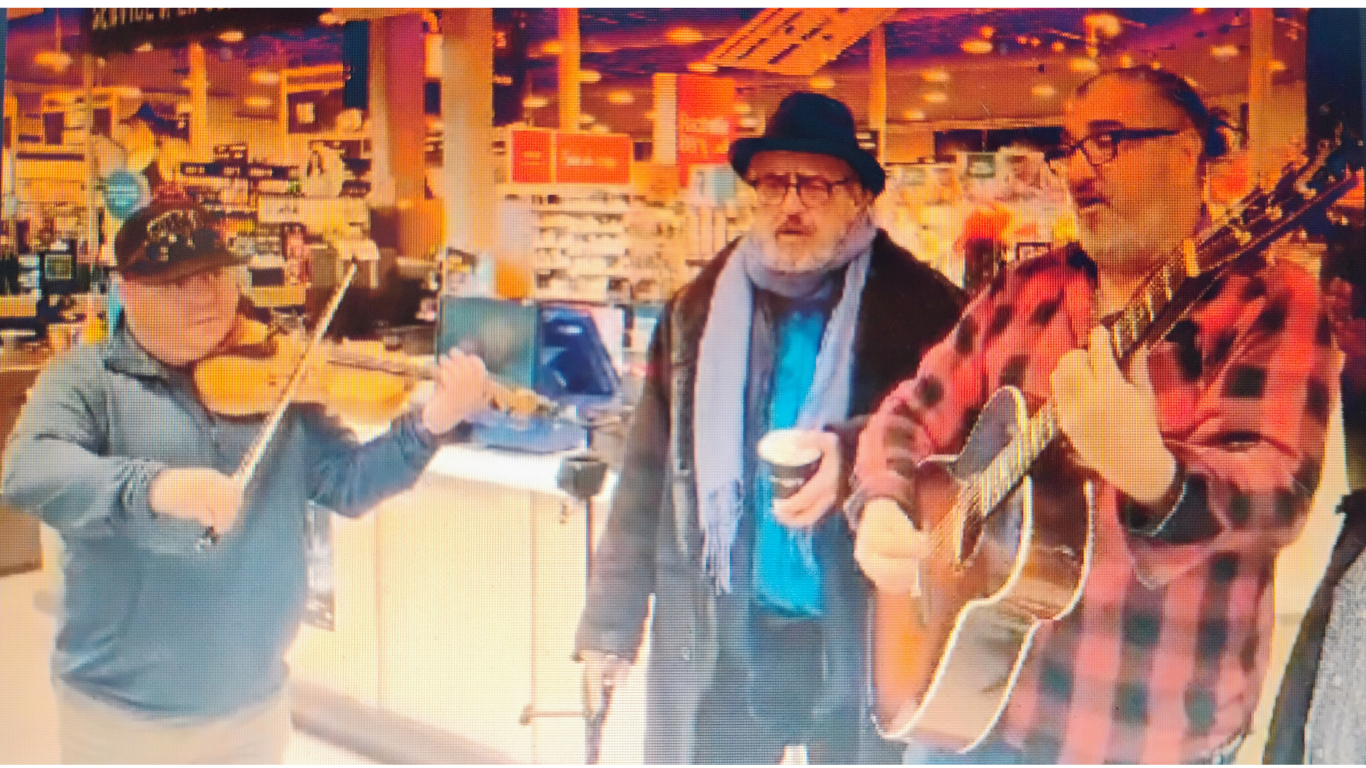 Rassemblement musical chaleureux autour de l'âtre avec instruments acoustiques