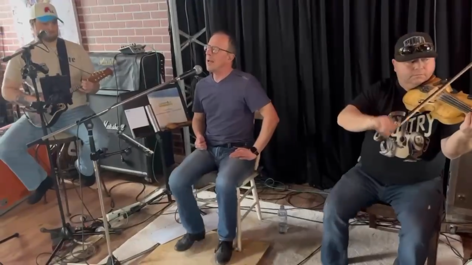 Musiciens traditionnels en pleine session acoustique intime