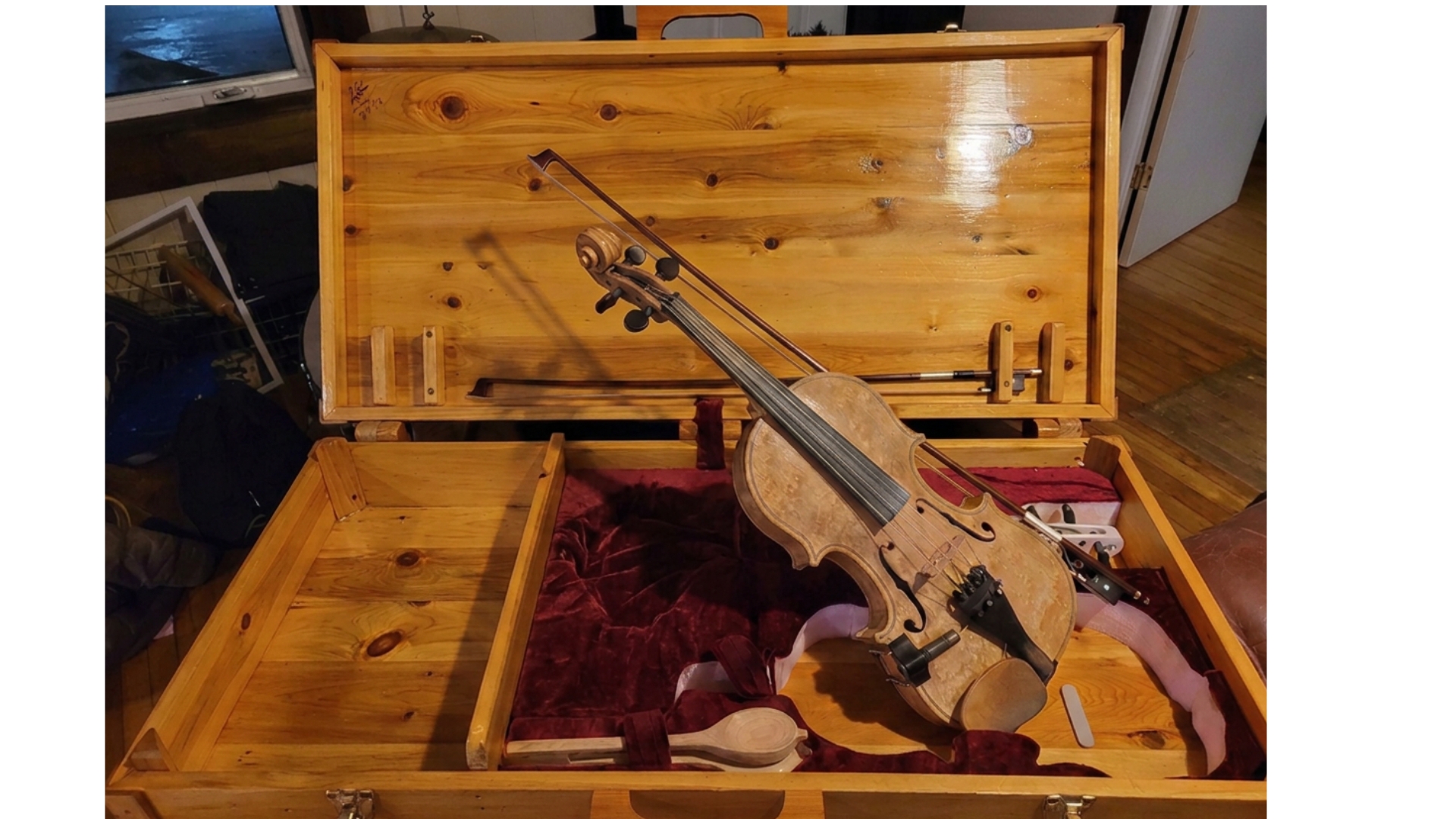 Gros plan sur les cordes et le bois sculpté d'un instrument acoustique